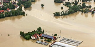 Im Juni 2013 wurde die Gemeinde Mittich am Inn durch ein Jahrhunderthochwasser überflutet. Szenarien wie diese könnten künftig öfter vorkommen, fürchten Experten.