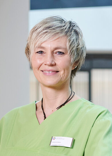 Natascha Weihs ist  Vorsitzende der Deutschen Arbeitsgemeinschaft für Handtherapie und leitet die Abteilung für Physio- und Ergotherapie der Klinik für Hand-, Fuß- und Schulterchirurgie in Bad Neustadt an der Saale.