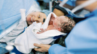 Nach einem Kaiserschnitt fehlt Neugeborenen der Kontakt zum mütterlichen Mikrobiom. Experten raten dennoch nicht zur Mikrobiom-Analyse des Säuglings.
