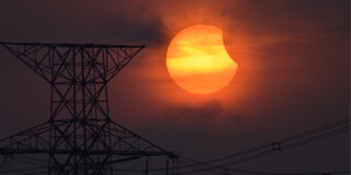So besonders eine Sonnenfinsternis auch aussehen mag, vermeiden Sie unbedingt den direkten Blick in die Sonne mit ungeschützten Augen!
