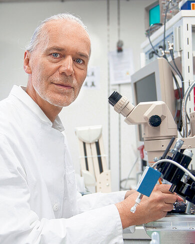 Gewebeforschung im Labor: Der Humanbiologe Dr. Robert Schleip untersucht Faszien unter dem Mikroskop