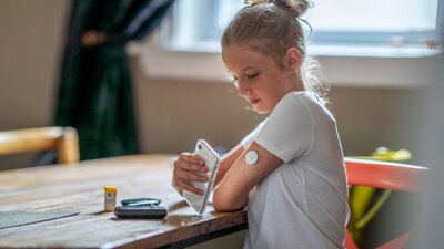 Jugendliche mit Diabetes nutzen häufig eine kontinuierliche Glukosemessung und sensorgesteuerte Insulinpumpen - eine Methode, die ab dem Eintritt ins Erwachsenealter weniger verbreitet ist. 