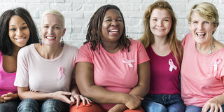 Bei Brustkrebs können Betroffene auf digitale Unterstützung zurückgreifen. Drei Apps wurden nun vorläufig zugelassen.