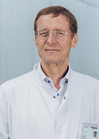 Prof. Dr. Ulrich Hegerl ist Vor­standsvorsitzender der Stiftung Deutsche Depressionshilfe
 und leitet das Deutsche Bündnis gegen Depression.