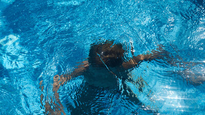 SOS! Eine ertrinkende Person erkennt man zum Beispiel an nachlässigen Schwimmbewegungen.
