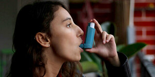 Salbutamol hilft schnell etwa bei Asthmaanfällen. Doch ein Großteil der Patientinnen und Patienten wendet ihr Notfallspray falsch an.