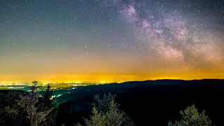 Lichtverschmutzung: Städtische Lichtemissionen führen dazu, dass nachts die Sterne nicht mehr klar zu sehen sind.