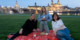 Karyna Tsarova (Mitte) leidet an Diabetes Typ 1. Dieses Jahr floh sie mit ihrer Mutter Anna Tsarova (links) aus Kiev nach Dresden zu ihrer Tante (rechts).