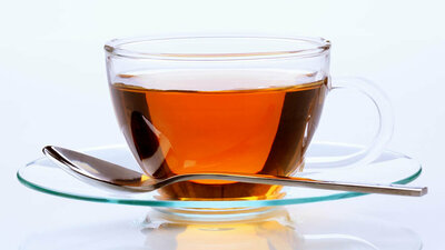 Tasse mit schwarzem Tee