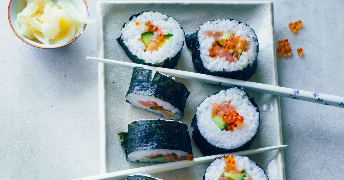 Nori-Sushi mit Räucherlachs, Gurke und Kaviar | Apotheken Umschau