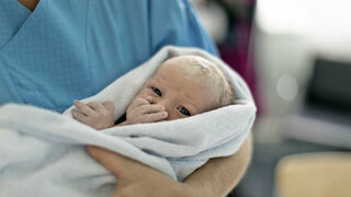Neugeborenes Baby