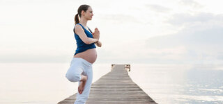 Schwangere macht Yoga