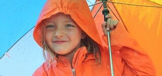 Kind mit Regenschirm