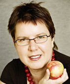 Dr. Claudia Nichterl ist Ernährungswissenschaft- lerin und arbeitet als Beraterin und Buchautorin in Wien