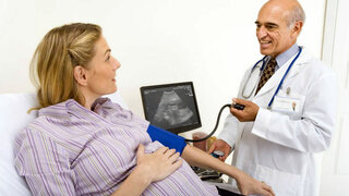 Schwangere lässt ihren Blutdruck messen