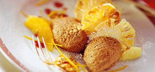 Lebkuchenmousse mit Orangenfilets und Karamelgitter