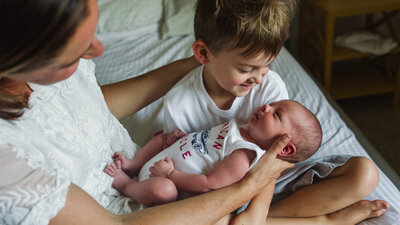 Geschwister Kinder Mutter Baby neugeborenes Rivalität Geschwisterliebe Junge betrachten zärtlich Nähe liebevoll