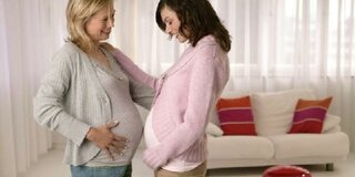 Schwangere Frauen vergleichen ihre Bäuche