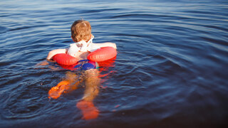 Gefahr des Ertrinkens: Lassen Sie Ihr Kind im und am Wasser nie unbeaufsichtigt.