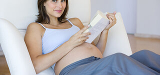 Schwangere liest