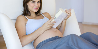 Schwangere liest