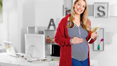 Schwangere Frau im Büro