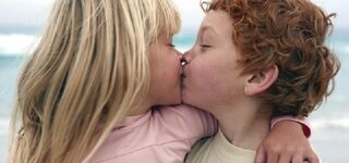 Junge und Mädchen küssen sich