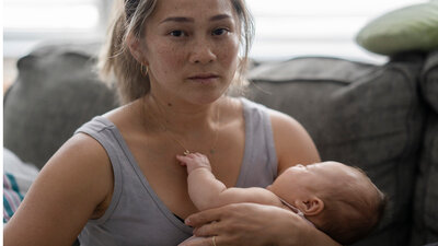 Bei postpartaler Depression können Mütter sich nicht über ihr Baby freuen. Bis zu 15 Prozent sind davon betroffen.
