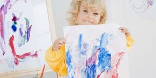 Kind hat ein Bild gemalt
