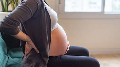 Schwangere Frau liegt in den Wehen