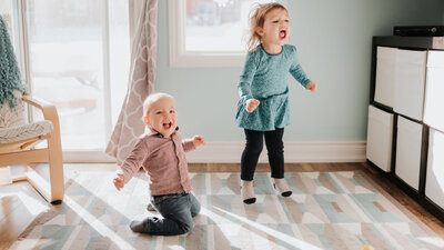 Kinder Wohnzimmer Springen Hüpfen