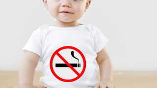 Baby mit Rauchverbotsschild auf dem T-Shirt