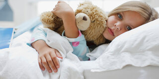 Kind krank mit Durchfall, Übelkeit, Fieber: An solchen Beschwerden können Rotaviren schuld sein.