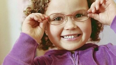Kind mit Brille