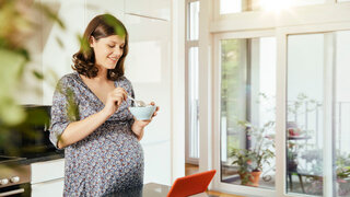Eine ausgewogene Ernährung ist während der Schwangerschaft besonders wichtig. 
