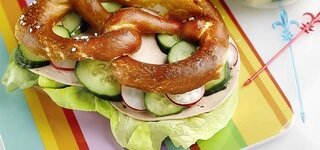 Laugenbreze mit Geflügelwurst