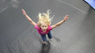 Mädchen springt auf dem Trampolin