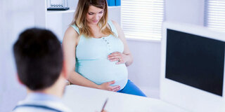 Schwangere Frau in der Sprechstunde