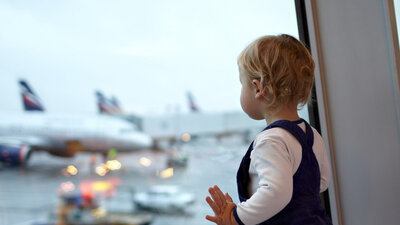 Kind auf dem Flughafen