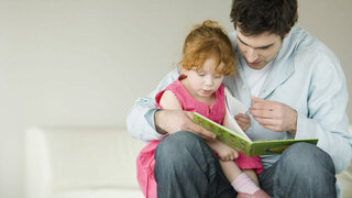Vater liest seiner Tochter vor
