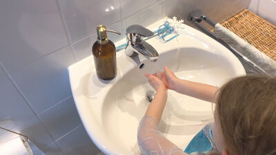 Baby & Familie Händewaschen mit Kindern