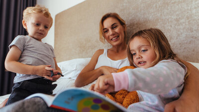 Mutter Kinder Vorlesen Bett Gutenachtgeschichte 