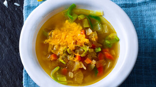 Zwiebel-Suppe mit Cheddar.