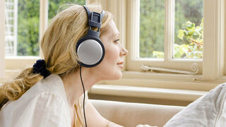 Frau hört zur entspannung Musik