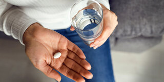Zur Einnahmedosis gehören neben einer weißen Tablette mit dem Wirkstoff Ritonavir auch zwei rosafarbene Tabletten mit dem Wirkstoff Nirmatrelvir.