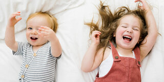 Auch wenn Kinder- und Erwachsenenhumor sich offensichtlich unterscheiden: Wir Eltern sollten den Kleinen den Spaß gönnen!