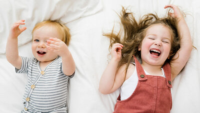 Auch wenn Kinder- und Erwachsenenhumor sich offensichtlich unterscheiden: Wir Eltern sollten den Kleinen den Spaß gönnen!