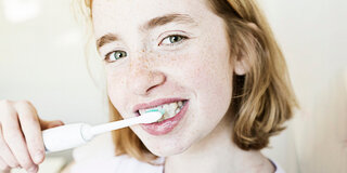 Schön sauber? Mehrere elektrische Zahnbürsten schneiden Anfang 2023 beim Test mit „gut“ ab - keine jedoch mit „sehr gut“.