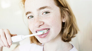 Schön sauber? Mehrere elektrische Zahnbürsten schneiden Anfang 2023 beim Test mit „gut“ ab - keine jedoch mit „sehr gut“.