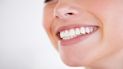 Wer seine Zähne gesund erhalten möchte, sollte täglich Zähneputzen.